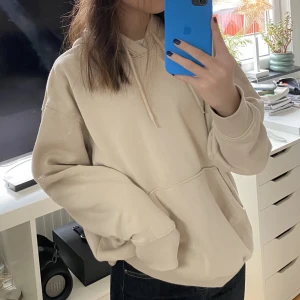 Bik Bok Hoodie  -  (Originalpris 379kr) Använd tre gånger och kommer inte till användning, så gott som ny och mjuk insida. Skriv för fler bilder vid intresse🙋🏻‍♀️