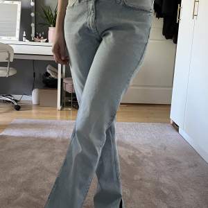 Snygga jeans med slits från Zara. Jeansen är ljusa i färgen och har straight/bootcut passform. De är lite stora på mig och ser därför lite mer pösigare ut än vad de ska göra. De är low/midrise<3