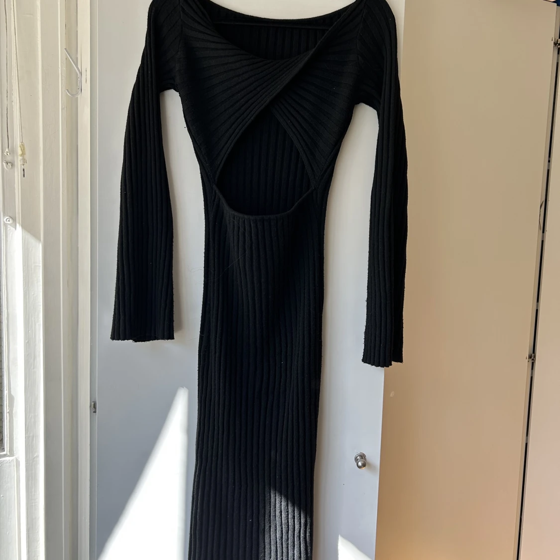 Svart långstickad klänning