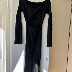 Svart långstickad klänning  - Svart långklänning till anklarna från NAKD. Storlek S i fint skick. Köparen står för frakten.