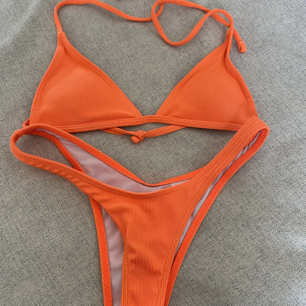 Organge neon bikini från Shein. Använd fåtal gånger. Fint skick, lappr är avklippna. Fodrade kupor på överdelen.. Accessoarer.