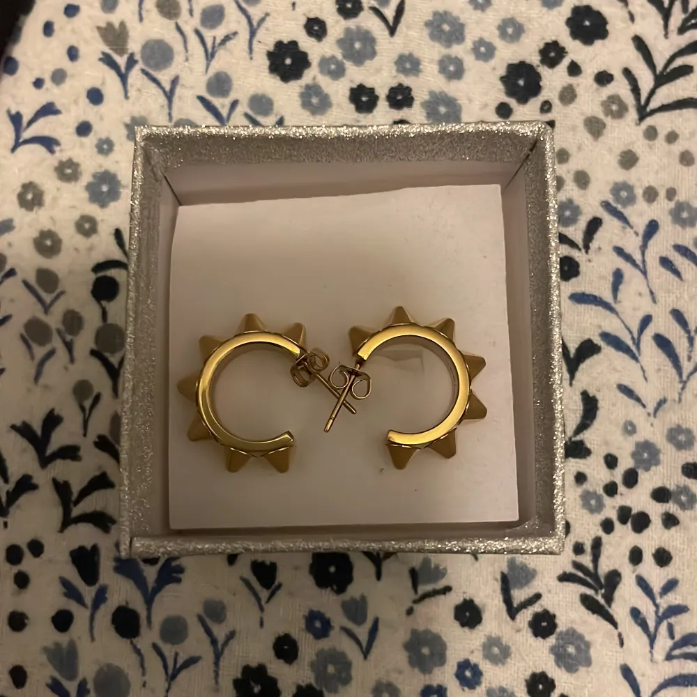 jättefina Edblad örhängen i färgen guld🤗 köpte nyss osv och har ej används på öron osv alltså helt nya, köpte på kryssningen så en box fick jag ej med så om jag skulle posta/mötas så kommer en annan fin silvrig box🤗💘. Asusteet.