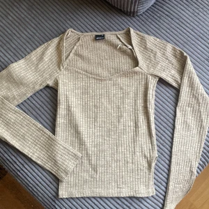 Fin topp från gina - Jätte fin topp från gina tricot säljer den för den passar inte mig. Oanvänd ❤️ förslag om pris?