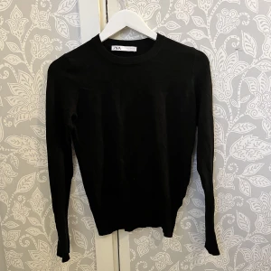 Tröja - Säljer denna finstickade tröja från zara med guldiga knappar, originalpris 299kr (använd fåtal gånger) ❣️