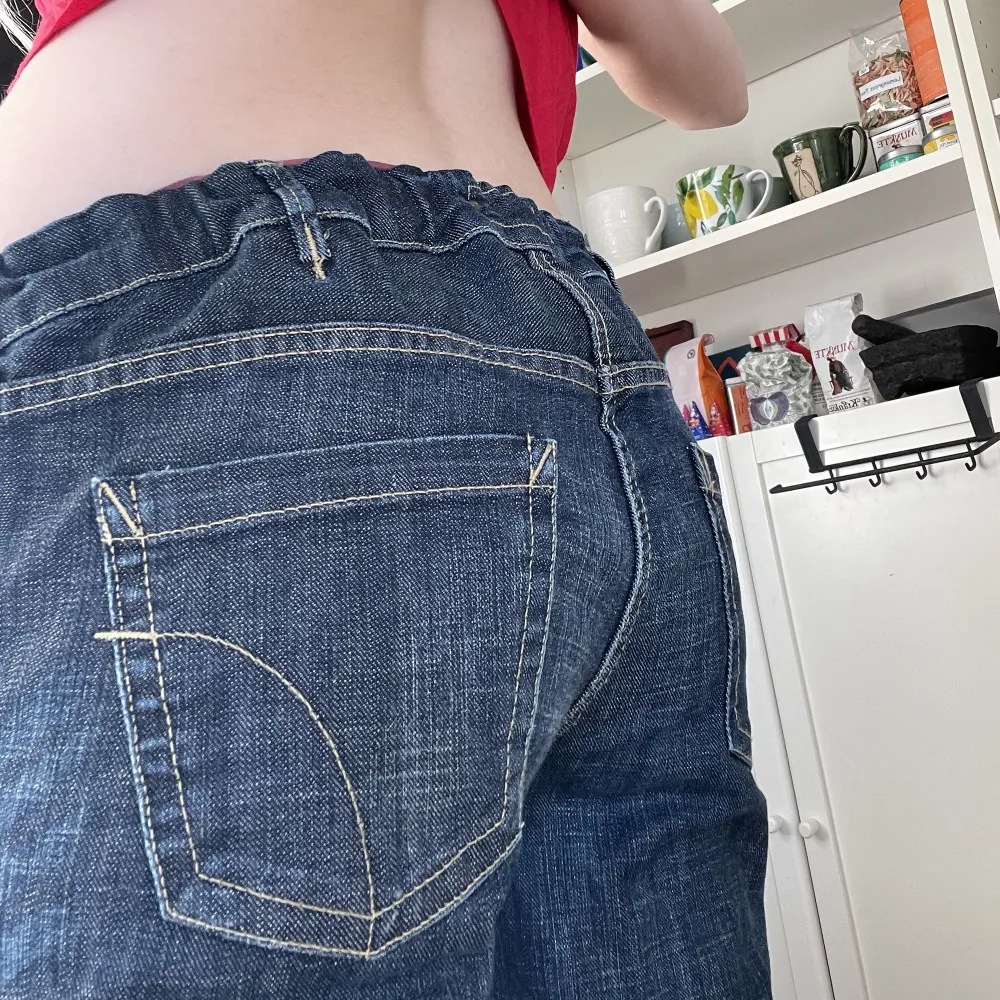 Jättesnygga låga jeans från H&M. De är storlek M men är mammajeans, därav har de en resår i bakdelen, se bild 3 att kanten är ”veckad”. . Farkut & Housut.