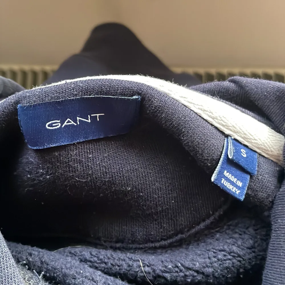 Snygg hoodie från Gant. Använd ett fåtal gånger då den va lite liten för mig, så den är i mycket fint skick.. Hoodies.