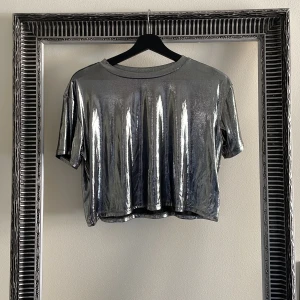 Silver topp - En silvertopp i lätt material. Storlek S. H&M. Snygg fest topp.
