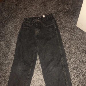 Molo byxor barn  - Säljer mina byxor från molo. Är färgen demin svart Storleken är 140  Jag säljer dom för dom är för små  Har inga hål  Köpte för 550kr