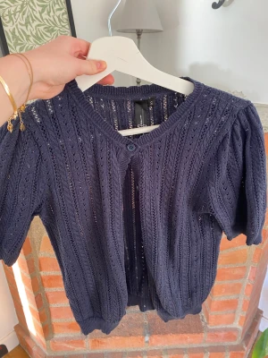 Mörkblå stickad kofta  - Super söt stickad kofta 💓 storlek S 🫶🏼