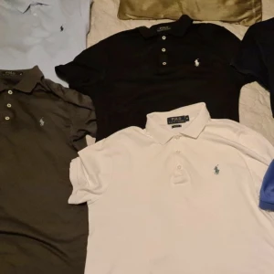 Ralph Lauren pikér - Säljer olika pikér har massor skriv storlek och färg så fixar jag👍