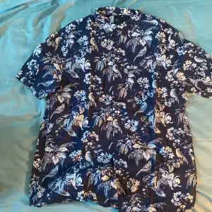 Säljer denna blommiga skjorta från H&M. Skjortan är kortärmad och i storlek M. Den passar även fint på storlek S.