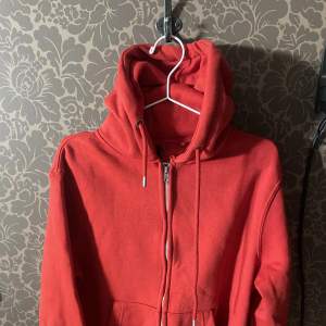 En röd zip hoodie från pull&bear som inte används, säljer billigt eftersom jag bara vill bli av med den :)