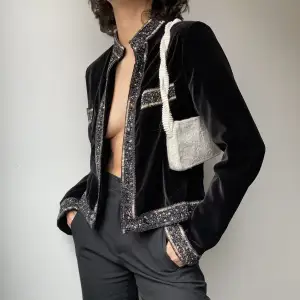 • BEAUTIFUL SCANDI BRAND SOFT BLACK VELVET OVERLAY JACKET / BLAZER WITH PEARL EMBROIDERERED DETAILS. NO BUTTONING/CLOSURE - IS SUPPOSED TO BE OPEN  • SIZE - M / EU 38 (Fits XS-M) • BRAND -  Hunkydory  • MATERIAL - 65% polyester, Beads: 20% glass, 10% plas