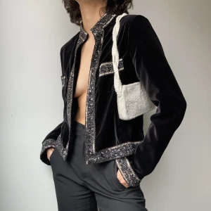 Sammetsjacka - • BEAUTIFUL SCANDI BRAND SOFT BLACK VELVET OVERLAY JACKET / BLAZER WITH PEARL EMBROIDERERED DETAILS. NO BUTTONING/CLOSURE - IS SUPPOSED TO BE OPEN  • SIZE - M / EU 38 (Fits XS-M) • BRAND -  Hunkydory  • MATERIAL - 65% polyester, Beads: 20% glass, 10% plas