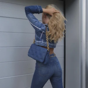 Croppad jeansjacka - Snygg jeansjacka från NA-KD i storlek 36, endast använd fåtal gånger. Mycket fint skick och lite croppad modell 🤍