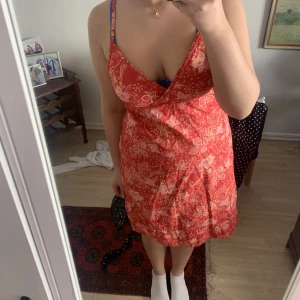 Hm klänning  - Säljer min mammas gamla hm klänning som dessvärre inte kommer till användning;( är en strl 42 MEN känns verkligen inte som det, sitter som en 38 och man kan reglera axelbanden 