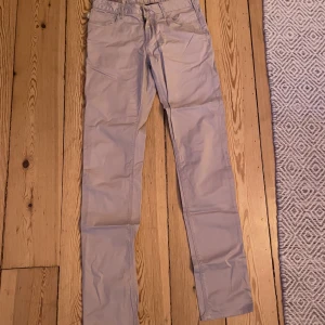 Armani chinos - Tyvär är dessa snygga chinos för små för mig och säljs därför. Max använda 3 gånger då de inte passar min stil.  Armani chinos i en beige färg Storlek: 29 Färg: beige Skick: 9/10   Nypris: 1600