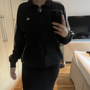 Adidas träja - Använt men bra skick. Har ingen lapp men skulle säga ungefär Xl