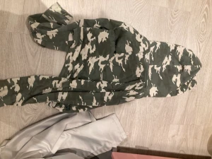 Kamouflage tröja  - Den är grön 