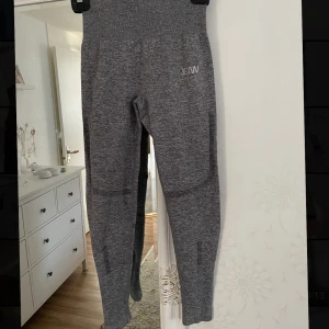 Tights från ICIW - Tights som är nästintill oanvända från ICIW. Fint ”hålat” mönster på baksidan av benen. Passar en S med😊 Finns i blått!