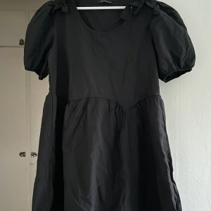 SVART KLÄNNING - Helt oanvänd svart klänning i storlek 42.  Pris vid inköp: 299