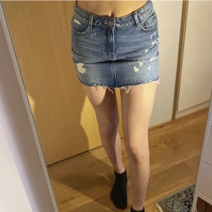 Zara jeanskjol - Kort jeanskjol från Zara. Bra skick. Storlek: S.