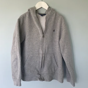 Ralph Lauren zip hoodie 14Y-16Y - Säljer denna stiliga zip hoodie ifrån Ralph Lauren som kommer vara perfekt nu under sommaren och hösten | Skick: 9/10 inga tecken på användning alls | Nypris: 1400 kr | Hör av er vid minsta fråga eller fundering :)