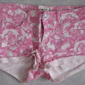 Nya rosa vita shorts, rosor. Gina Tricot strl 34. Snygg passform. 5 fickor, dragkedja, knapp.