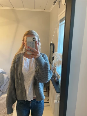 Grå kofta - Grå ribbstickad kofta i fint skick!