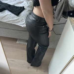 Läderbyxor - Säljer dessa sjukt snygga läderbyxorna från zara då de inte kommer till användning längre. Endast använda 2 gånger🧡