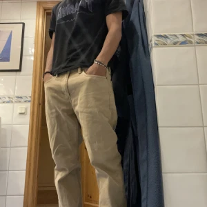 Levi’s Jeans - Skitsnygga Levi’s 505 jeans. De är i väldigt bra skick och det syns knappt att dem är använda. Enda defekten är ett litet hål där bak som är igensytt som knappt syns. Säljer för använder inte så ofta.