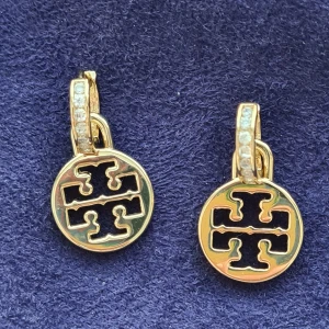 Tory Burch  - Tory Burch örhängen nyskick guld färg 