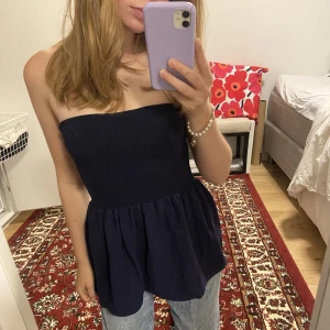 Topp från Zara - Marinblå topp från zara. Stickat/grövre tyg med fint fall på nederdelen