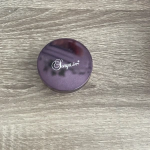 Setting powder - Puder i färgen 412, är för mörk för mig därför säljer jag den. Använd 1 gång, bra skick.❤️