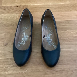 Klackskor  - Ett par svarta kilklackar!💓