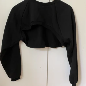 Croppad tröja - Aldrig använt. Croppad långärmad tröja, tjockt material och croppad vid bröstet. 