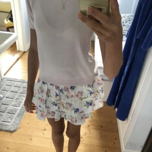 Zara kjol blommor volang - Säljer denna kjol från zara💕💕