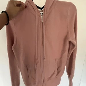 Soft goat zip up - Säljer nu denna jätte fina soft goat zip up den är lite nopprig men inget som man tänker på Skulle säga 7,5/10 Kan gå ner i pris 