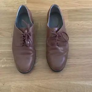 Ett par bruna skor, köpta på sellpy!💓