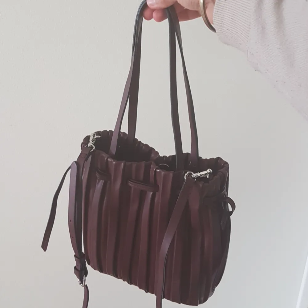 Burgandy small zara bag. Never used it. Time for a new owner to use it.. Accessoarer.