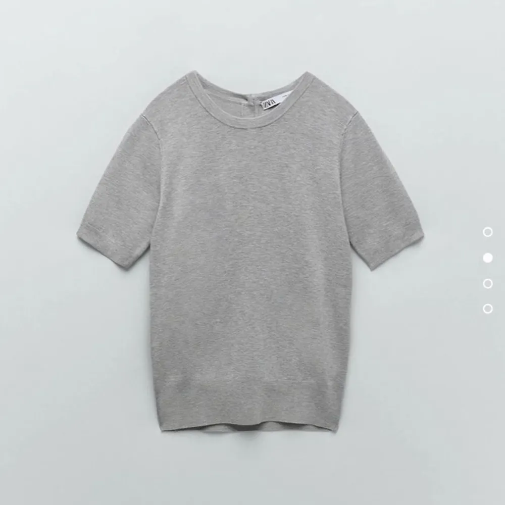 Säljer denna stickade t-shirt från zara i sjukt mjukt material. Den är i väldigt bra skick och den passar bra på både sommaren och när det är kallare ute.💗💗💗. T-shirts.