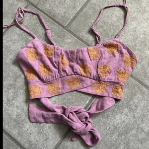 Topp - Söt topp med knytning. Köparen står för frakt!