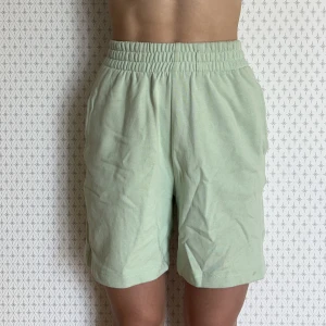 Mjukis shorts  - Säljer dessa sköna mjukisshortsen i grön. Kommer från gina, säljer pga att de är för små. Är högmidjade men kan vikas ner. Shortsen har en liten fläck vid ena fickan, men inget man tänker på och kan säkert gå att få bort med något speciellt tvättmedel 💗 