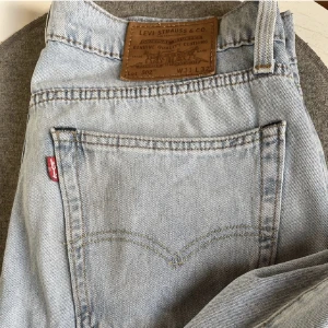 LEVIS jeans - Levi’s modell LOT 502. Storlek: W31 L32. Motsvarar en storlek S-M.  Köpte dessa nyligen här på plick men de var tyvärr för små för mig så får lägga ut dom igen. Jättefina jeans i jättefint skick! Kolla gärna in mina andra annonser & okej att föreslå pris🧡