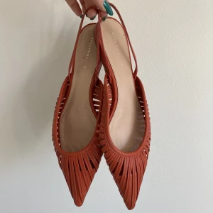 Sommarsandaler med spetsig tå - Från Zara fyra år sedan, använda en gång! Remmen runt hälen har lite stretch, supersköna och svala på sommaren🌺🌺🌺