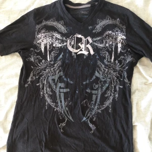 T-shirt med tryck - Cool T-shirt med tryck.  Använd gärna köp nu. 