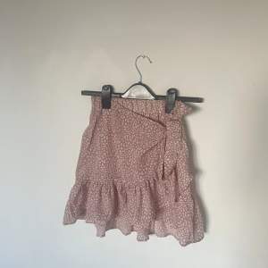Superfin rosa kjol från shein i storlek 34  som slutar strax före knäna. Vid några frågor eller fler bilder skriv till mig privat 😊