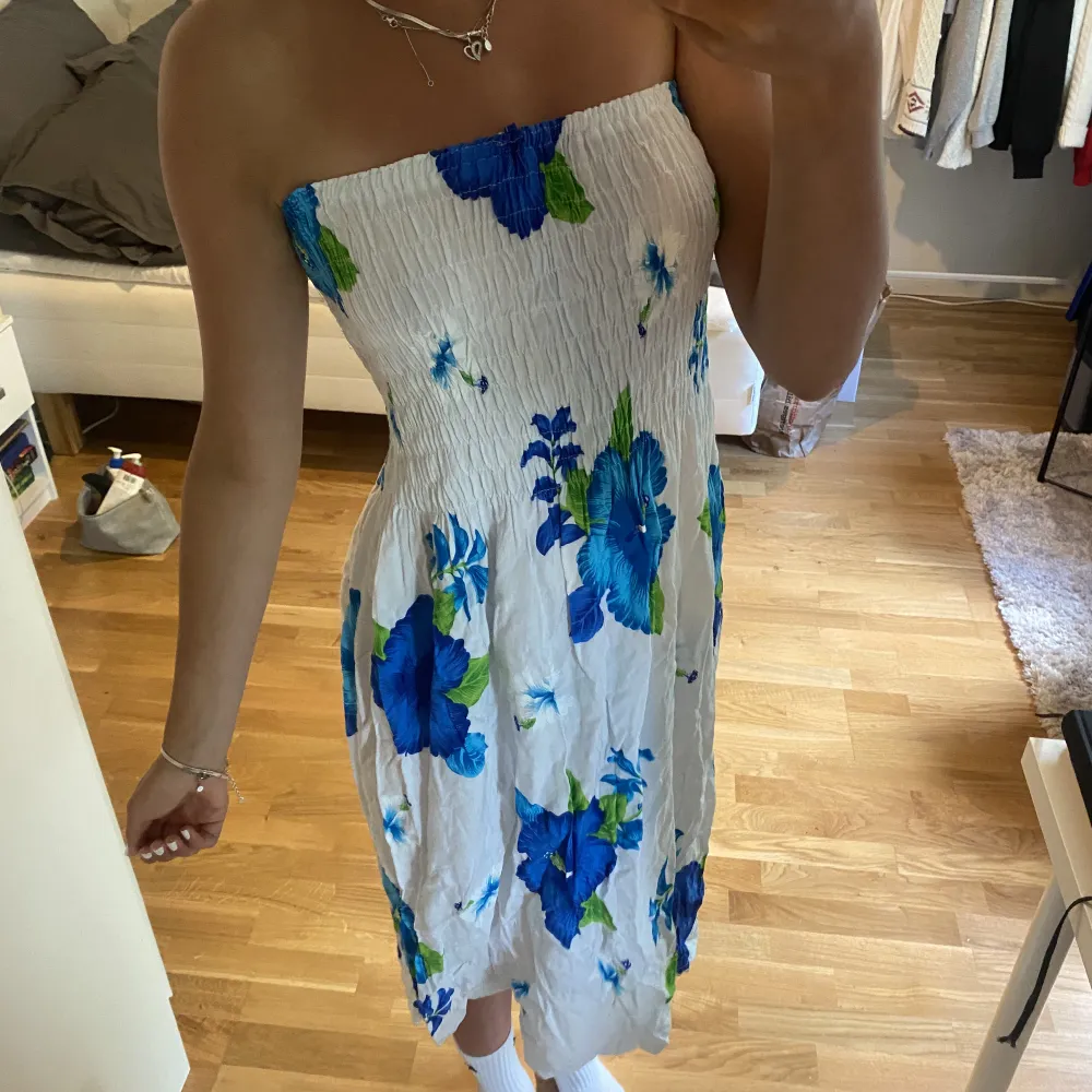 somrig vit klänning med blåa blommor! går även att ha som halterneck (se bild 3) 🌺. Klänningar.