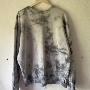 Tjocktröja - Är i bra skick med ett blech mönster på. 