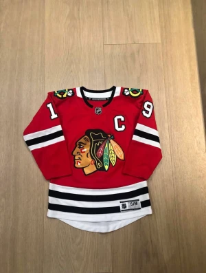 Hockey tröja  - Säljer denna Chicago blackhawks  tröja med Jonathan Toews på ryggen! Skick 10/10 inga märken eller fläckar! Skulle tippa på att den passar till en 7-10 åring.  Pris kan diskuteras 